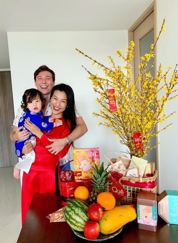 "Cả nhà “nhóc Tây mắt hí” chúc mọi người năm mới Tân Sửu 2021 dồi dào sức khoẻ, thành công suôn sẻ và ngày ngày vui vẻ bên gia đình của mình nhé", Hoàng Oanh chúc Tết. (Ảnh: FBNV) "Cả nhà “nhóc Tây mắt hí” chúc mọi người năm mới Tân Sửu 2021 dồi dào sức khoẻ, thành công suôn sẻ và ngày ngày vui vẻ bên gia đình của mình nhé", Hoàng Oanh chúc Tết. (Ảnh: FBNV) - Tin sao Viet - Tin tuc sao Viet - Scandal sao Viet - Tin tuc cua Sao - Tin cua Sao