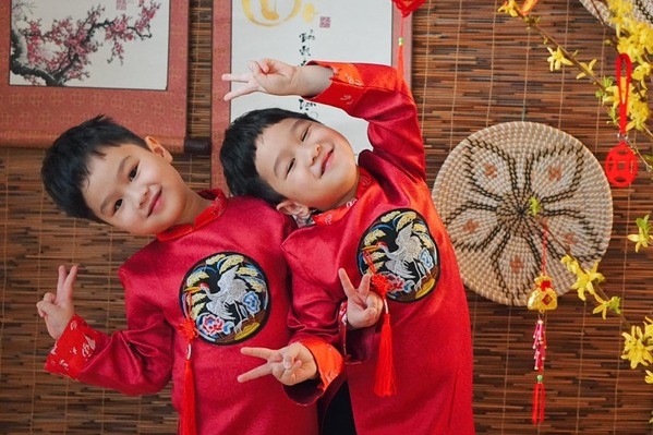 Hai vợ chồng Baggio đưa hai con đi Phước Lộc Thọ cho biết với người ta, nghe tiếng pháo rôm rả trong cả khu người Việt, thấy vui thiệt vui. (Ảnh: FBNV) Hai vợ chồng Baggio đưa hai con đi Phước Lộc Thọ cho biết với người ta, nghe tiếng pháo rôm rả trong cả khu người Việt, thấy vui thiệt vui. (Ảnh: FBNV) - Tin sao Viet - Tin tuc sao Viet - Scandal sao Viet - Tin tuc cua Sao - Tin cua Sao