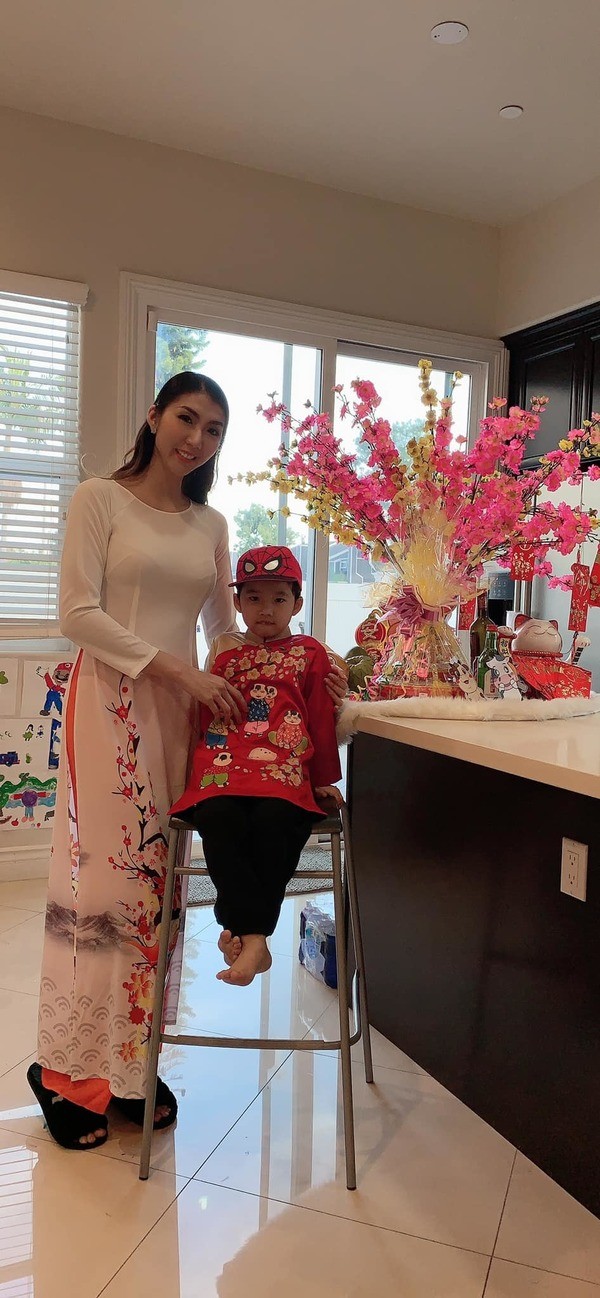 Ngọc Quyên rạng rỡ bao nhiêu thì con trai lại kém tươi bấy nhiêu. (Ảnh: FBNV) Ngọc Quyên rạng rỡ bao nhiêu thì con trai lại kém tươi bấy nhiêu. (Ảnh: FBNV) - Tin sao Viet - Tin tuc sao Viet - Scandal sao Viet - Tin tuc cua Sao - Tin cua Sao