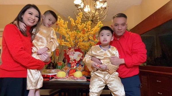 Vợ chồng Phạm Thanh Thảo diện sắc đỏ còn hai cậu con trai diện sắc vàng để lấy hên. (Ảnh: FBNV) Vợ chồng Phạm Thanh Thảo diện sắc đỏ còn hai cậu con trai diện sắc vàng để lấy hên. (Ảnh: FBNV) - Tin sao Viet - Tin tuc sao Viet - Scandal sao Viet - Tin tuc cua Sao - Tin cua Sao