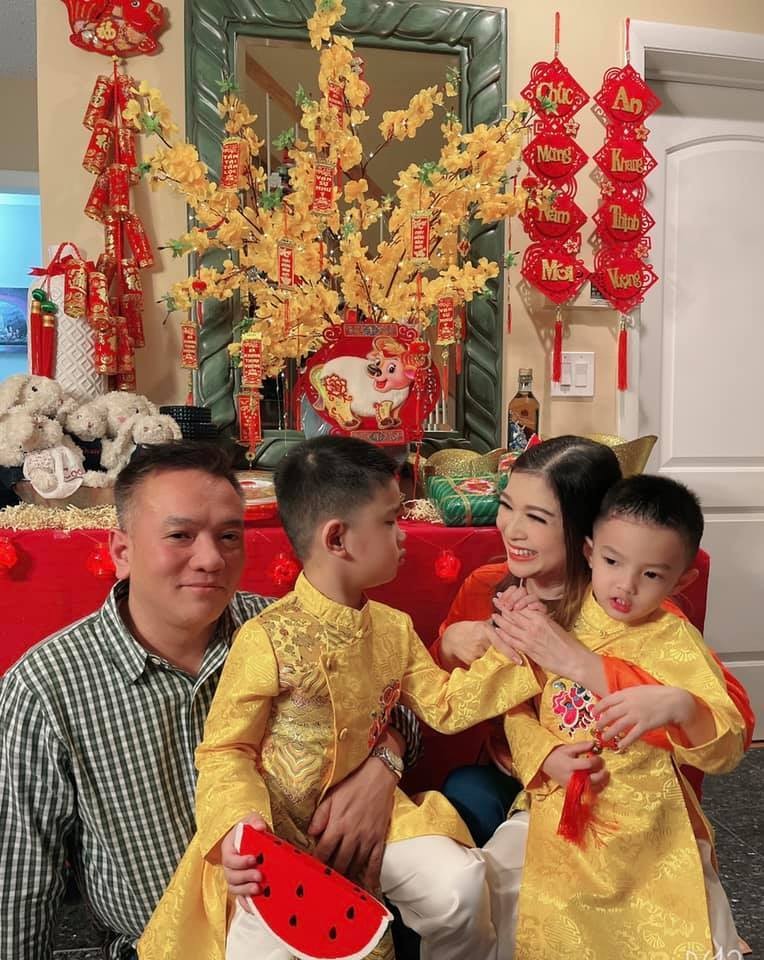 "Cầu xin ơn trên ban nhiều phước lành đến bố mẹ của anh và của em! Cầu xin bố mẹ được nhiều sức khoẻ, tâm an lành, lòng yên vui! Cầu xin cho gia đình các anh chị em của anh và của em luôn được hạnh phúc và làm ăn phát đạt, con cái ngoan ngoãn, học giỏi!. Và thêm nữa, cầu chúc đến tất cả gia đình của các quý vị khán giả cũng như bạn bè thân hữu gần xa một năm đầy may mắn và hạnh phúc!". (Ảnh: FBNV) "Cầu xin ơn trên ban nhiều phước lành đến bố mẹ của anh và của em! Cầu xin bố mẹ được nhiều sức khoẻ, tâm an lành, lòng yên vui! Cầu xin cho gia đình các anh chị em của anh và của em luôn được hạnh phúc và làm ăn phát đạt, con cái ngoan ngoãn, học giỏi!. Và thêm nữa, cầu chúc đến tất cả gia đình của các quý vị khán giả cũng như bạn bè thân hữu gần xa một năm đầy may mắn và hạnh phúc!". (Ảnh: FBNV) - Tin sao Viet - Tin tuc sao Viet - Scandal sao Viet - Tin tuc cua Sao - Tin cua Sao
