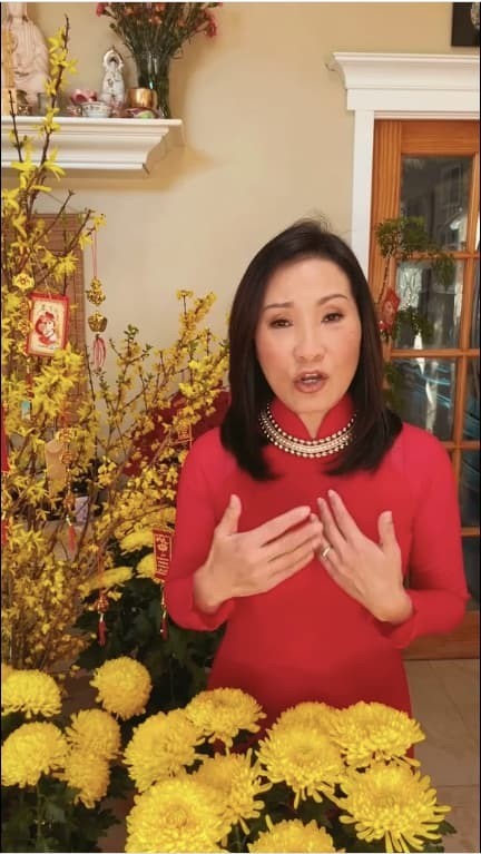 Nhân dịp đầu năm Tân Sửu, Hồng Đào cũng gửi lời chúc đến quý vị khán giả gần xa: "Một năm mới dồi dào sức khoẻ, công việc hanh thông, hạnh phúc tràn trề". (Ảnh chụp màn hình) Nhân dịp đầu năm Tân Sửu, Hồng Đào cũng gửi lời chúc đến quý vị khán giả gần xa: "Một năm mới dồi dào sức khoẻ, công việc hanh thông, hạnh phúc tràn trề". (Ảnh chụp màn hình) - Tin sao Viet - Tin tuc sao Viet - Scandal sao Viet - Tin tuc cua Sao - Tin cua Sao