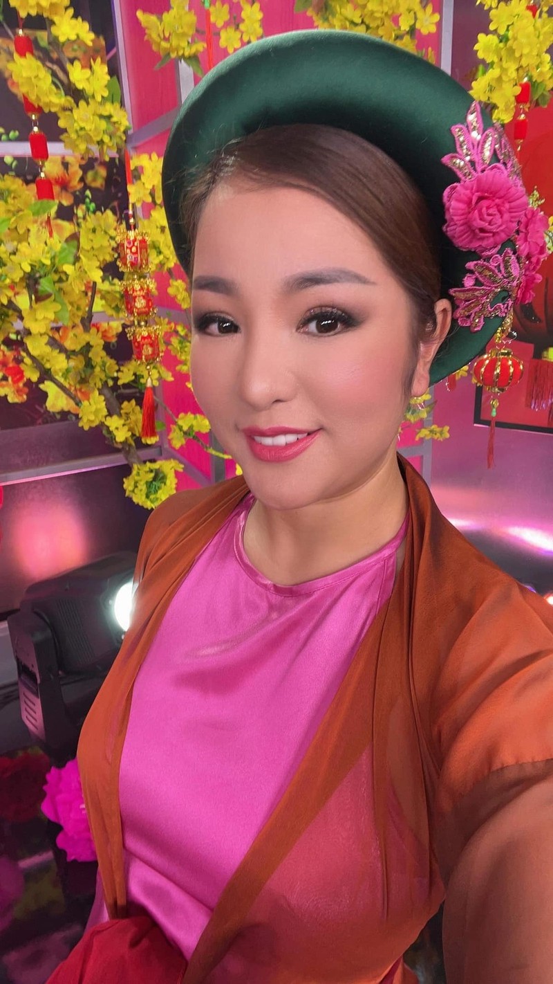 Thúy Nga diện áo tứ thân, đội mấn đi chúc Tết. (Ảnh: FBNV) Thúy Nga diện áo tứ thân, đội mấn đi chúc Tết. (Ảnh: FBNV) - Tin sao Viet - Tin tuc sao Viet - Scandal sao Viet - Tin tuc cua Sao - Tin cua Sao
