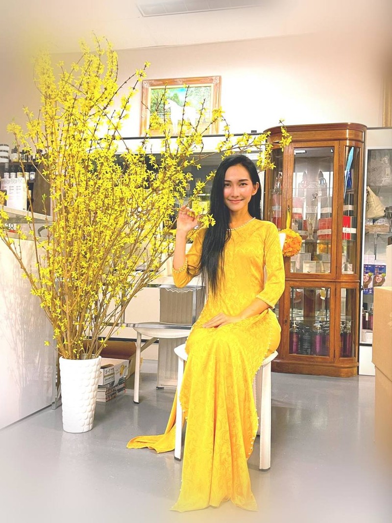 Kim Hiền diện trang phục vàng hợp với phong thủy. (Ảnh: FBNV) Kim Hiền diện trang phục vàng hợp với phong thủy. (Ảnh: FBNV) - Tin sao Viet - Tin tuc sao Viet - Scandal sao Viet - Tin tuc cua Sao - Tin cua Sao