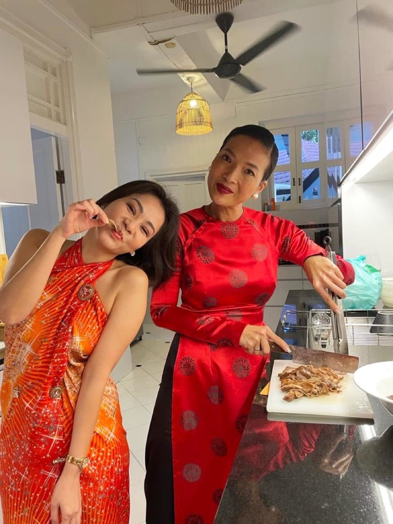 Thu Minh tranh thủ ăn vụng khi Bằng Lăng đang thái thịt. (Ảnh: FBNV). Thu Minh tranh thủ ăn vụng khi Bằng Lăng đang thái thịt. (Ảnh: FBNV). - Tin sao Viet - Tin tuc sao Viet - Scandal sao Viet - Tin tuc cua Sao - Tin cua Sao
