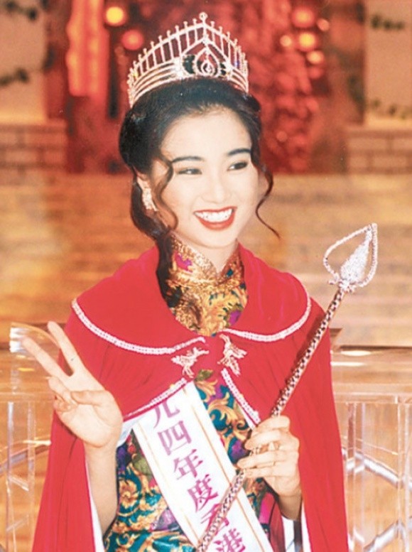 Đàm Tiểu Hoàn khi đăng quang Hoa hậu Hồng Kông 1994. Đàm Tiểu Hoàn khi đăng quang Hoa hậu Hồng Kông 1994.