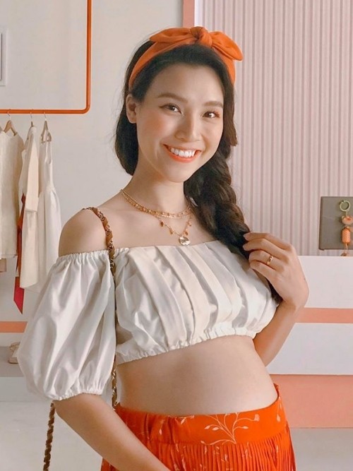 Quá trình mang thai gặp nhiều khó khăn như đau xương khớp, mất ngủ..., song Hoàng Oanh không quên chăm chút cho bản thân. Hiện tại, người đẹp sẵn sàng chào đón con trai đầu lòng.