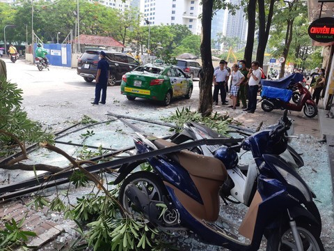 Hà Nội: Nổ lớn tại đường Kim Mã, xe taxi đang lưu thông bị chọc thủng nóc - Ảnh 1. Hà Nội: Nổ lớn tại đường Kim Mã, xe taxi đang lưu thông bị chọc thủng nóc - Ảnh 1.