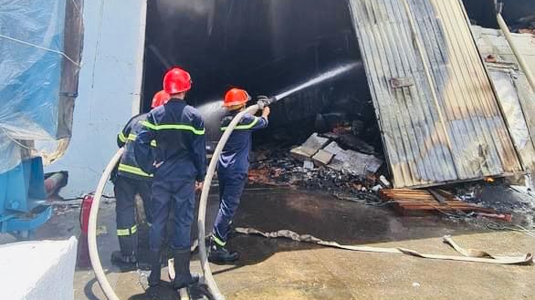 Cảnh sát PCCC nỗ lực dập tắt đám cháy.
