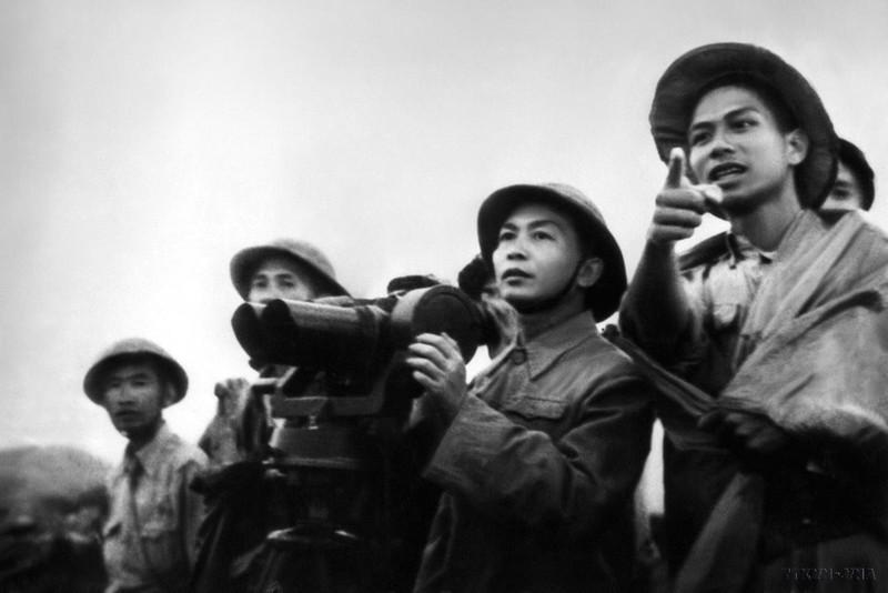 Đại tướng Võ Nguyên Giáp quan sát trận địa Điện Biên Phủ, năm 1954