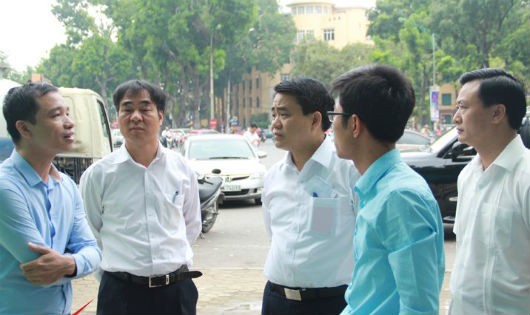 Chủ tịch Nguyễn Đức Chung trao đổi với chủ đầu tư nhà vệ sinh.
