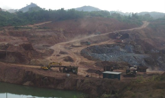 Moong khai thác của Công ty cổ phần Gang thép Thái Nguyên là nguyên nhân gây mất nước sụt lún. Ảnh: Xuân Hồng.