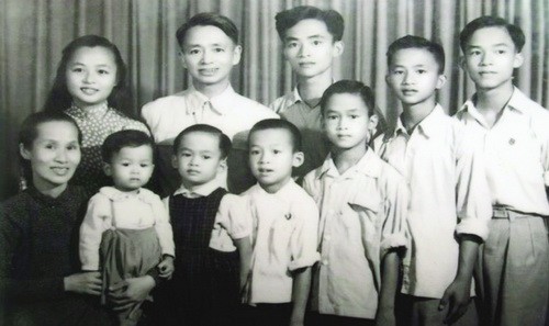 Gia đình Nhà giáo nhân dân Nguyễn Lân sau ngày hòa bình lập lại. Gia đình Nhà giáo nhân dân Nguyễn Lân sau ngày hòa bình lập lại.