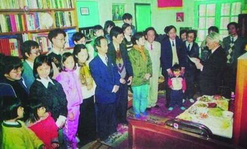 Sinh thời những ngày lễ, Tết, cụ Nguyễn Lân thường đứng trước bàn thờ kể chuyện, tri ân công đức tổ tiên, của những người đã khuất trước bầy con cháu sắp hàng đều tăm tắp trước mâm cỗ cúng. Sinh thời những ngày lễ, Tết, cụ Nguyễn Lân thường đứng trước bàn thờ kể chuyện, tri ân công đức tổ tiên, của những người đã khuất trước bầy con cháu sắp hàng đều tăm tắp trước mâm cỗ cúng.