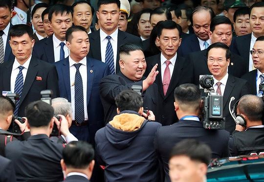 Dàn cận vệ chạy theo xe, đưa Chủ tịch Kim Jong-un rời ga Đồng Đăng - Ảnh 3. Dàn cận vệ chạy theo xe, đưa Chủ tịch Kim Jong-un rời ga Đồng Đăng - Ảnh 3.