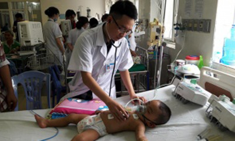 Bé trai được các bác sỹ tận tình chăm sóc.