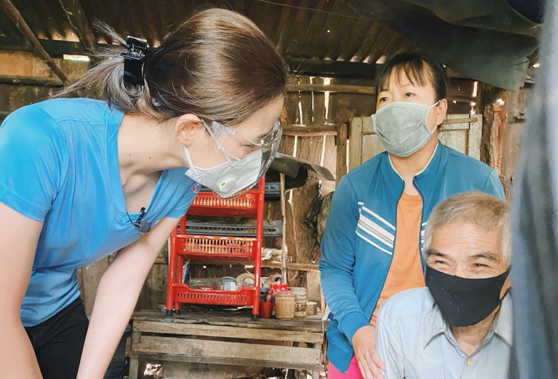 Vừa vào TP HCM, Đỗ Thị Hà đã lên đường để trao quà cho người dân.