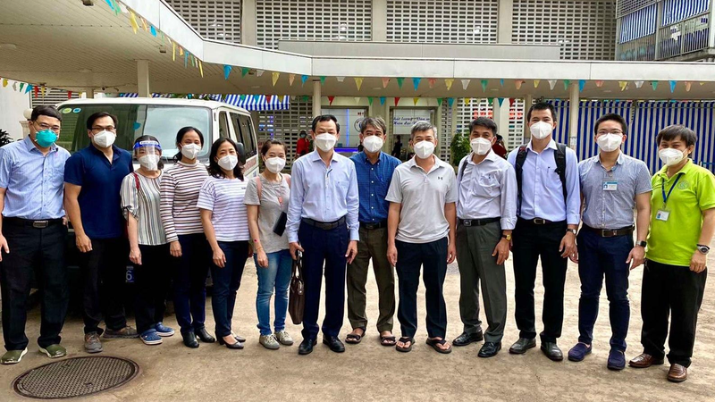 TS.BS CK2 Nguyễn Tri Thức - Giám đốc Bệnh viện Chợ Rẫy - đến tiễn Đoàn công tác lên đường hỗ trợ tỉnh Cà Mau. Ảnh: BVCC