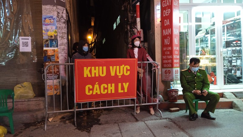 Con ngõ nơi ở của gia đình bệnh nhân P.Đ.T đã tạm thời bị phong tỏa. Ảnh: Thế Long