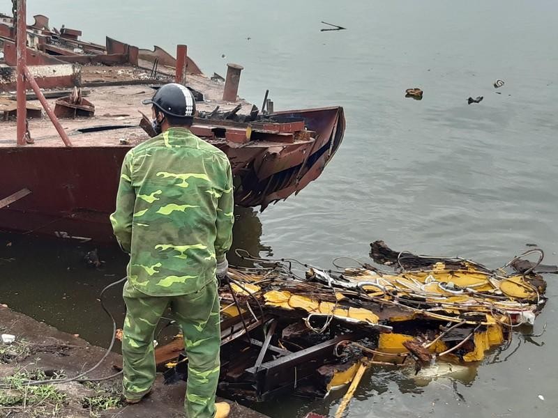 Cận cảnh dỡ bỏ du thuyền hoang phế tại Hồ Tây ảnh 5