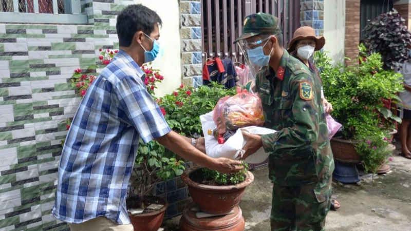 Người dân TP HCM tiếp nhận hỗ trợ từ lực lượng chức năng.