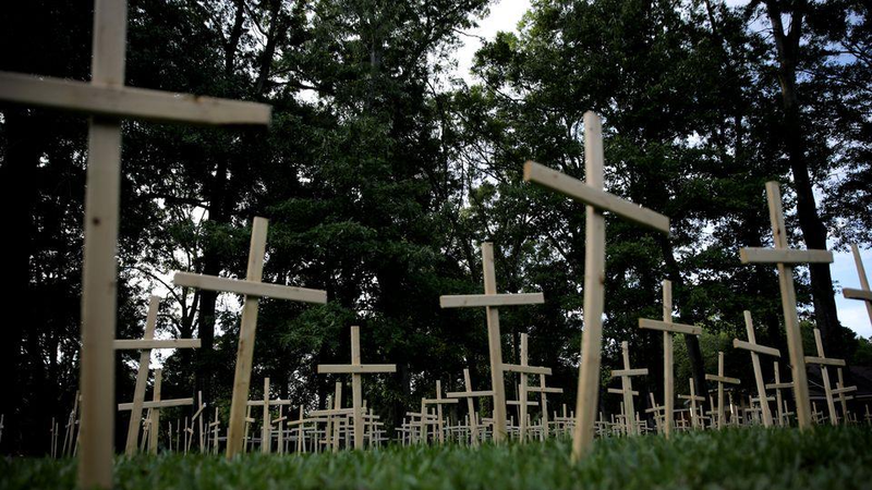 Mỗi cây thánh giá tượng trưng cho một cuộc đời đã mất vì COVID-19. Ảnh: Reuters (chụp ngày 24/11/2020 ở Baton Rouge, Louisiana, Hoa Kỳ)