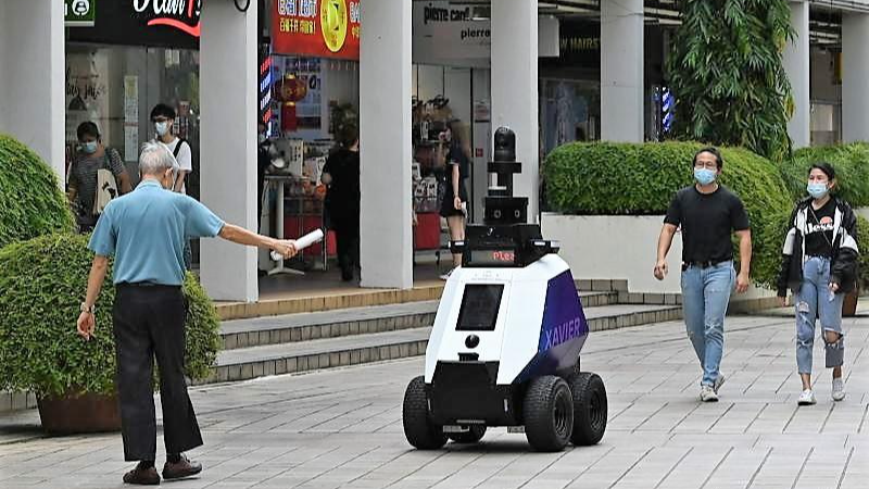 Được trang bị bảy camera, một robot Xavier ở Singapore đưa ra cảnh báo cho công chúng và phát hiện "hành vi xã hội không mong muốn".