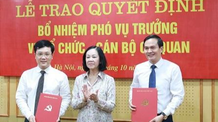 Bà Trương Thị Mai trao quyết định cho các Phó Vụ trưởng Vụ Tổ chức - Cán bộ vừa được bổ nhiệm thông qua thi tuyển.