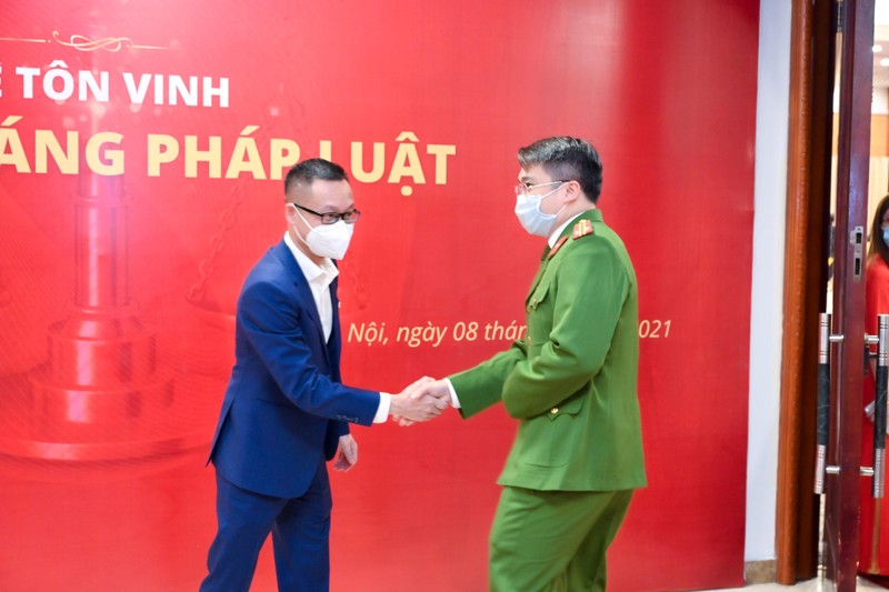 Trang trọng lễ vinh danh 50 Gương sáng Pháp luật năm 2021 ảnh 6