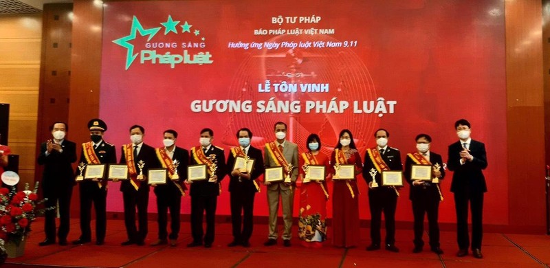 Trang trọng lễ vinh danh 50 Gương sáng Pháp luật năm 2021 ảnh 7