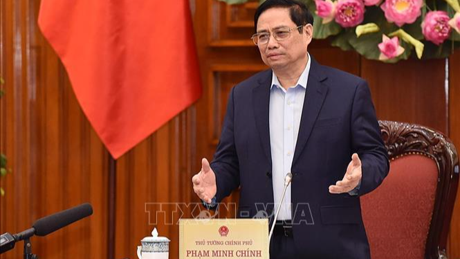 Thủ tướng Phạm Minh Chính phát biểu chỉ đạo tại cuộc họp về nhập khẩu và sản xuất vaccine, thuốc điều trị COVID-19 trong nước. Ảnh: TTXVN