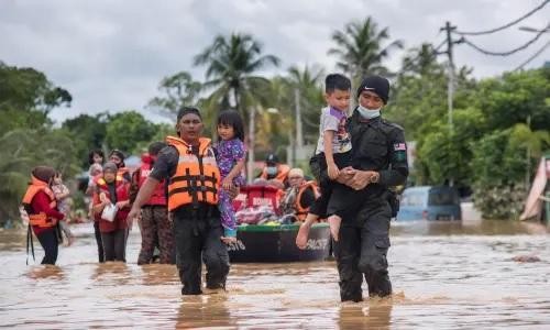 Trận lụt "100 năm mới có một lần" buộc hơn 40.000 người phải di dời ảnh 1