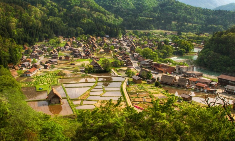 Dạo quanh những ngôi làng thần tiên trên khắp 5 châu