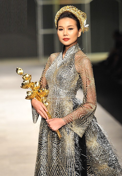 Nhận lời làm vedette cho bộ sưu tập của nhà thiết kế Công Trí, siêu mẫu Thanh Hằng xuất hiện với tà áo dài ấn tượng, đội vấn tóc bằng vàng trị giá 500 triệu đồng cùng bó sen vàng được chế tác từ 50 lượng vàng ròng, có giá lên tới 2,1 tỷ đồng.