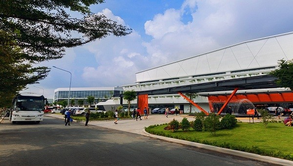 Cổng chính được thiết kế với các đường nét mạnh mẽ, cách điệu chữ V mang đậm phong cách VNG.