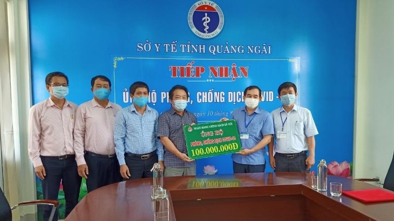 Ông Võ Phiên - Phó Chủ tịch UBND tỉnh, Trưởng Ban đại diện HĐQT NHCSXH tỉnh Quảng Ngãi - trao ủng hộ tại Sở Y tế Quảng Ngãi.
