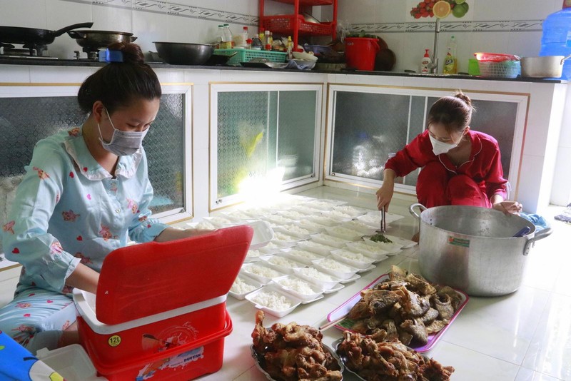 Bếp ăn thiện nguyện 'đỏ lửa' ấm bao lòng người giữa đại dịch