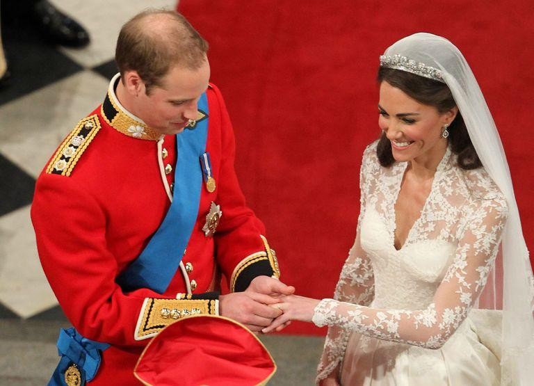 Bí mật hoàng gia nằm sau 3 chiếc nhẫn của Công nương Kate Middleton ảnh 7