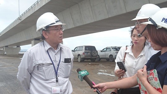 Kỹ sư Hirosi NAMBA, đại diện nhà thầu trao đổi với báo chí về việc sửa chữa các khiếm khuyết của cầu Tân Vũ - Lạch Huyện