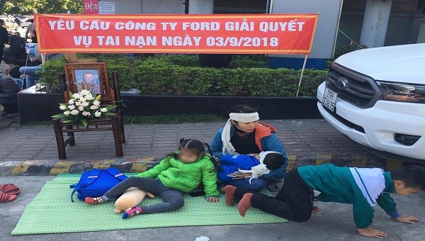 Công an quận Thanh Xuân đề nghị gia đình chị Hường chấm dứt hành vi tụ tập, gây mất an ninh trật tự