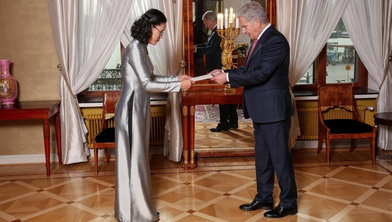 Đại sứ Đặc mệnh Việt Nam tại Phần Lan, kiêm nhiệm Estonia Đặng Thị Hải Tâm trình Thư uỷ nhiệm lên Tổng thống Phần Lan Sauli Niinistö.