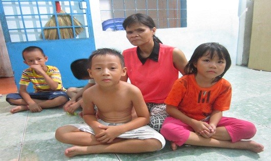 Chị Loan và những đứa trẻ được vợ chồng chị nuôi dưỡng.