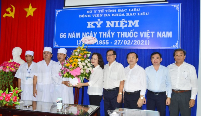 Lãnh đạo Bạc Liêu thăm, chúc mừng thầy thuốc, cán bộ y tế tiêu biểu