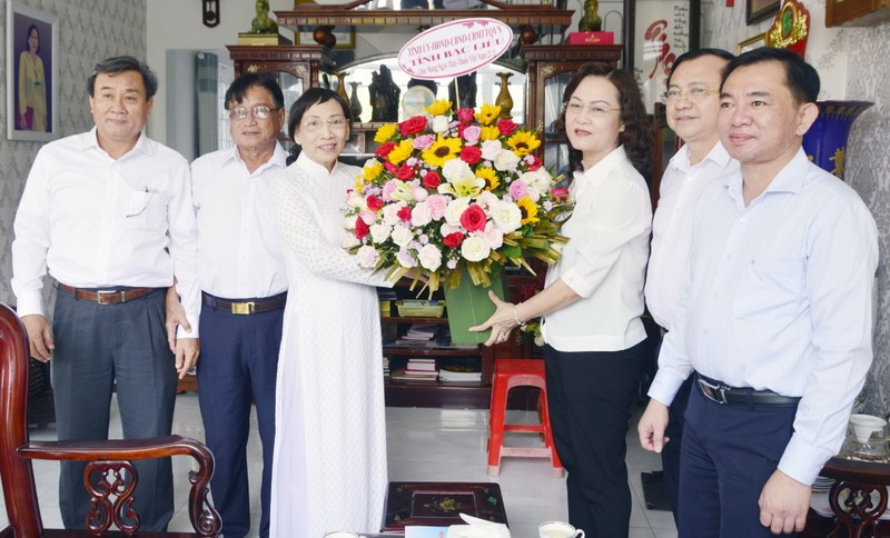 Lãnh đạo Bạc Liêu thăm, chúc mừng thầy thuốc, cán bộ y tế tiêu biểu
