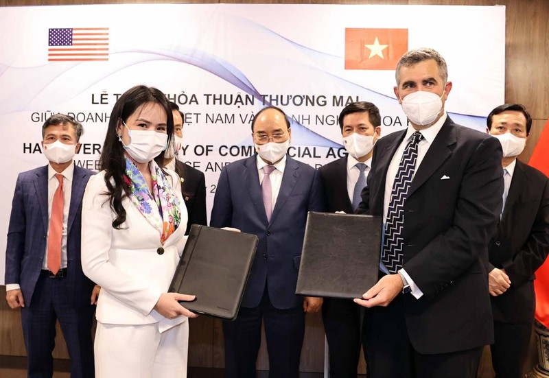 Chủ tịch nước Nguyễn Xuân Phúc chứng kiến bà Nguyễn Thị Thanh Bình, Phó Tổng Giám đốc T&T Group và ông John Wallington, Giám đốc Tài chính, Tập đoàn UPC Renewables (Hoa Kỳ) trao đổi MoU về phát triển năng lượng.