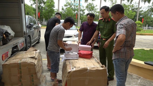 Lào Cai: Bắt giữ liên tiếp 2 lô hàng giày, dép không rõ nguồn gốc