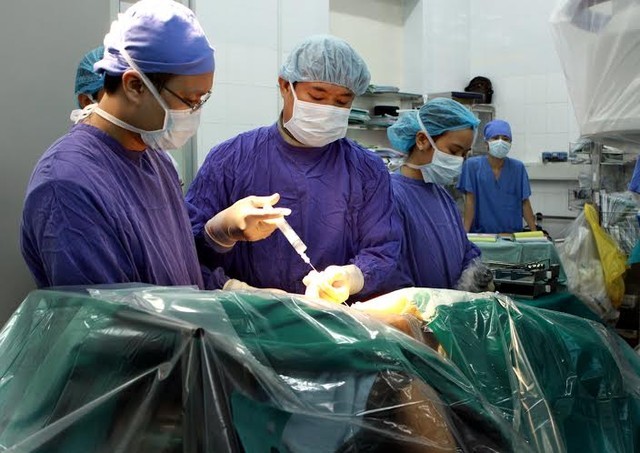 Kết quả hình ảnh cho Lần đầu tiên phẫu thuật thành công nội soi cột sống cổ tại Việt NAM