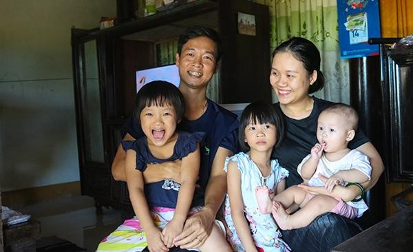 Vợ chồng anh Nghĩa và chị Hương bên ba cô 'công chúa' nhỏ.