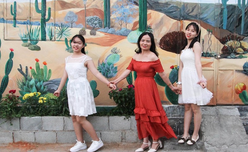Độc đáo làng bích họa ven bờ Đầm Nại