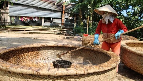 Đôi vợ chồng đưa thúng chai vươn ra thế giới